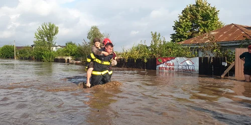 oameni salvati inundatii galati FOTO ISU GALATI (3) jpg