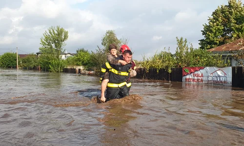 oameni salvati inundatii galati FOTO ISU GALATI (3) jpg