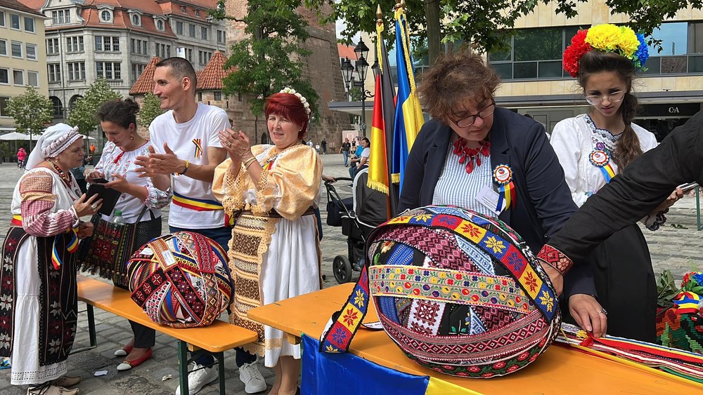 Brâul nostru tradiţional a intrat, duminică, de două ori în Cartea Recordurilor: „Unitate-credință-iubire, asta ne leagă unul de altul“ | VIDEO