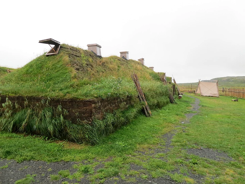 Reconstrucția unei case a vikingilor de la L'Anse aux Meadows