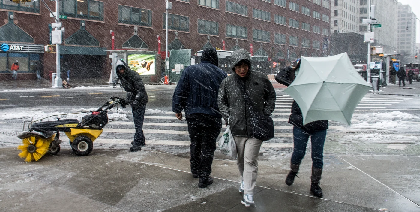 Oamenii din New York prin furtuna de zăpadă