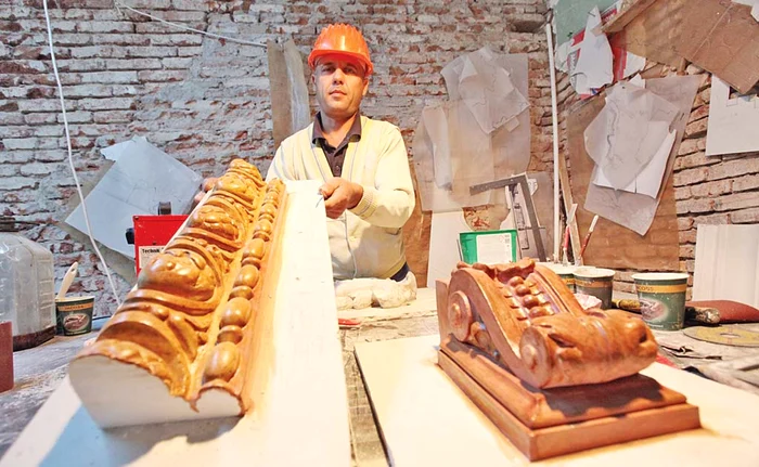 Vasile este unul dintre ”artiștii” care recondiționează elemente din clădirile istoriceFoto: Sever Gheorghe