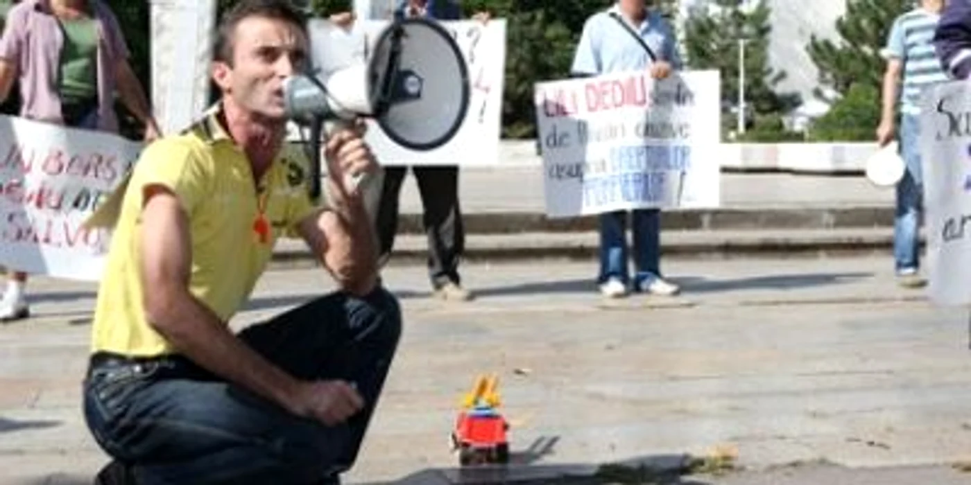 Galaţi:Pompierii din combinat au pichetat Prefectura şi au dat foc la o maşină de intervenţie, în miniatură