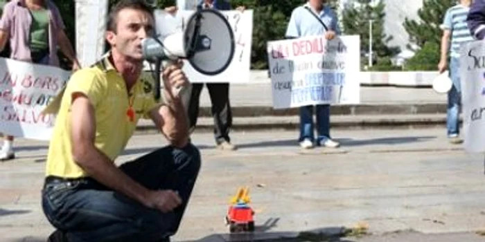 Galaţi:Pompierii din combinat au pichetat Prefectura şi au dat foc la o maşină de intervenţie, în miniatură