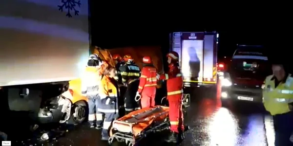 Accident mortal pe Valea Oltului la Brezoi - o dubă a intrat într-un TIR oprit din cauza aluviunilor de pe şosea Foto ISU Vâlcea