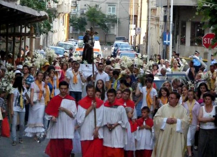 Procesiunea Sfântului Anton, la 13 iunie, pe străzile din centrul vechi al Constanţei FOTO Parohia Sfântul Anton