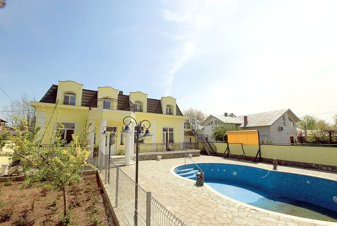 Aceasta este vila luxoasă din Afumați. Casa cu etaj are cinci camere și este plină de tablouri, obiecte de artă și mobilă veche