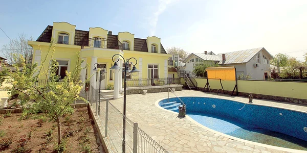Aceasta este vila luxoasă din Afumați Casa cu etaj are cinci camere și este plină de tablouri, obiecte de artă și mobilă veche jpeg