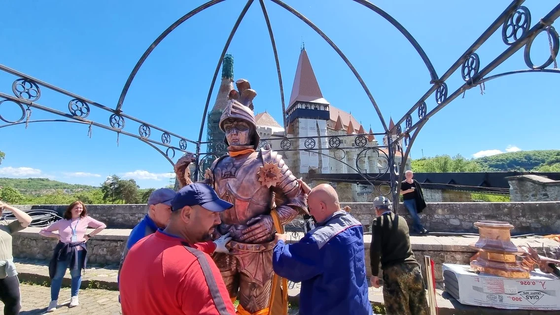 Cavalerul de pe Turnul Buzdugan a revenit la Castelul Corvinilor (foto: Primăria Hunedoara)
