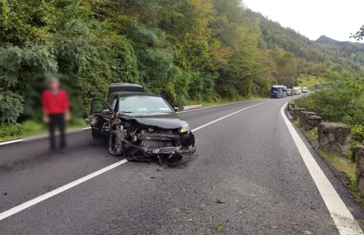 Accident pe Valea Oltului - DN7 la Călineşti - Brezoi în urma căruia a avut de suferit şi circulaţia feroviară Foto Adevărul 1