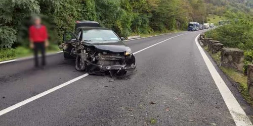 Accident pe Valea Oltului - DN7 la Călineşti - Brezoi în urma căruia a avut de suferit şi circulaţia feroviară Foto Adevărul