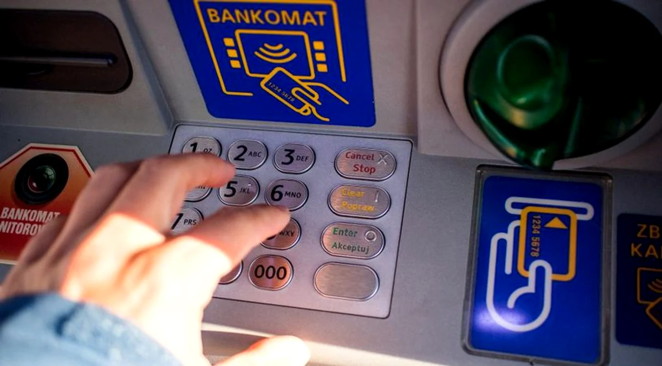 
    Tastele de la bancomat sunt o sursă mare de infectare cu coronavirus  