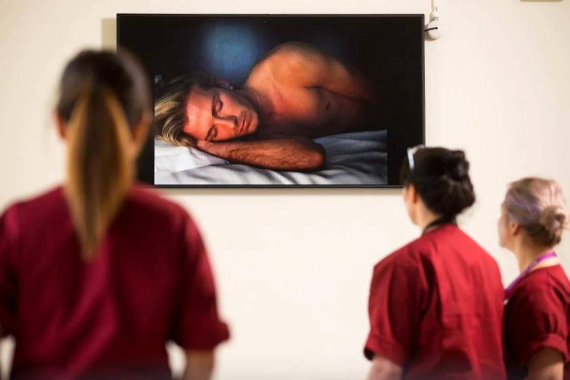 Imaginile cu David Beckham dormind vor rula în spitalul englez până în primăvarăFOTO: Profimedia