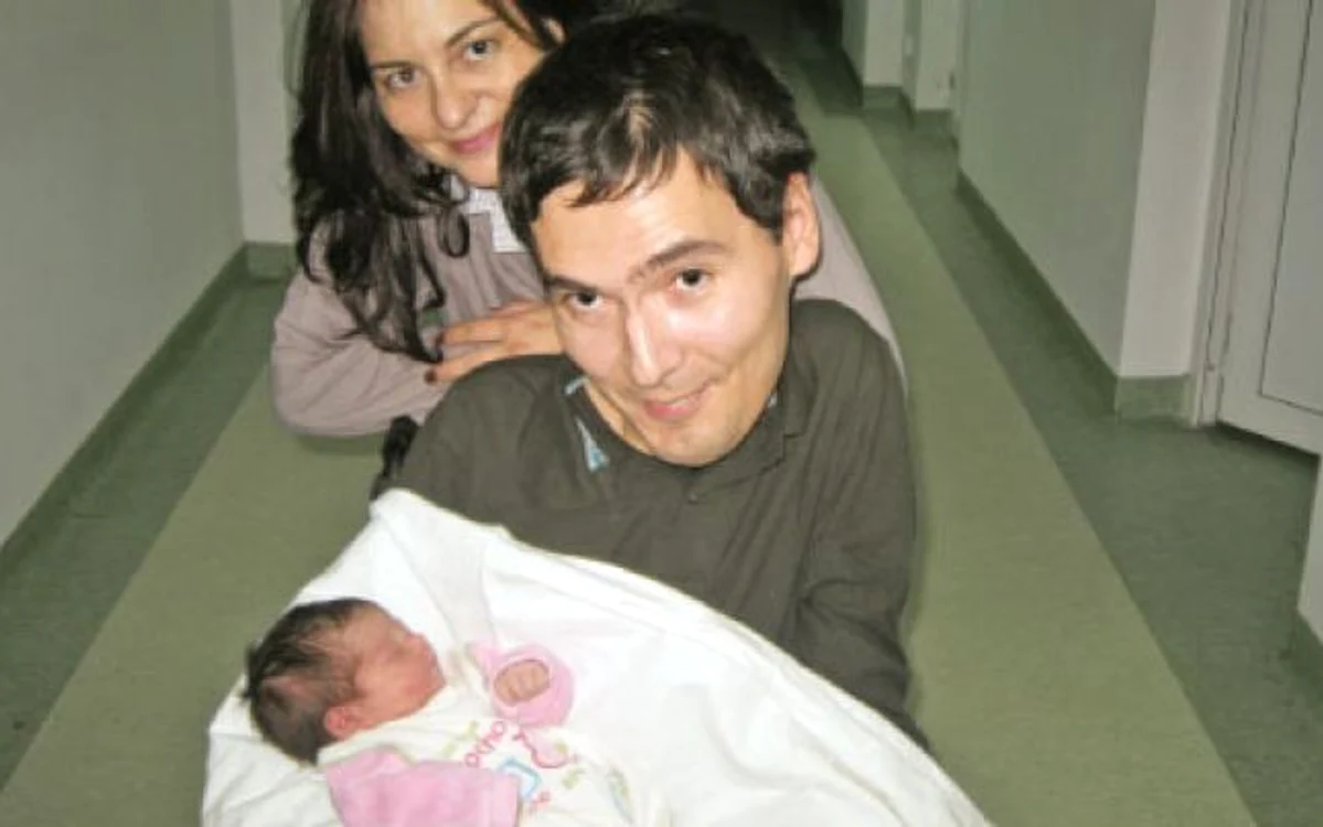 Ema şi Iulian Crăciun, împreună cu Iris-Natalia, născută ieri Foto: Marian Iliescu