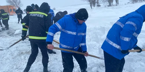 Jandarmi, deszăpezire pe E85 Foto Jandarmeria Română