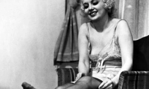 Lecţii de feminitate: ştii să te dezbraci senzual? Iată cum erau învaţate femeile să se dezbrace în interbelic jpeg