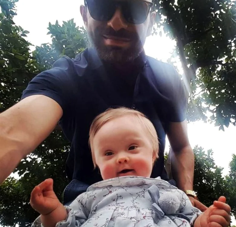 Alba și tatăl ei adoptiv sunt de nedespărțit 