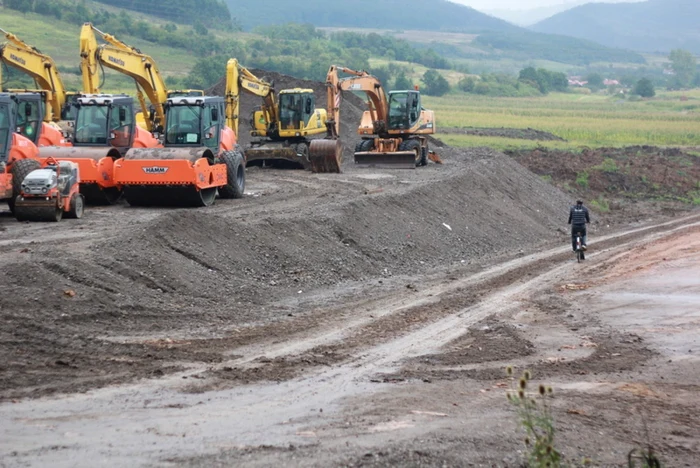 Guvernul taie un miliard de lei de la autostrăzi, o sumă dublă urmând să ajungă la primării