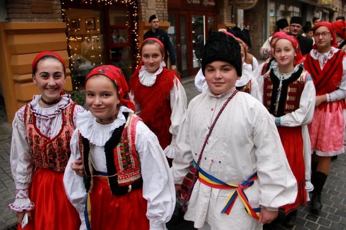 Tradiţia spune că gazdele trebuie să dăruiască colindătorilor un „colindeţ” FOTO Arhivă