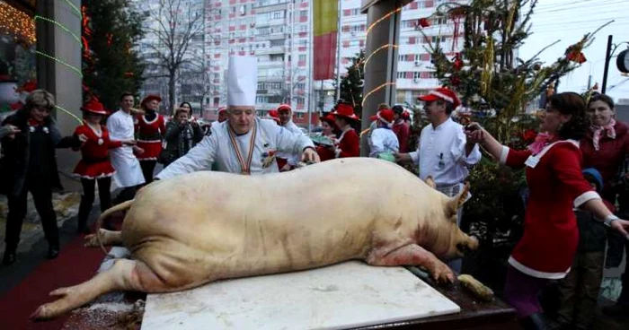 Veselie în jurul porcului