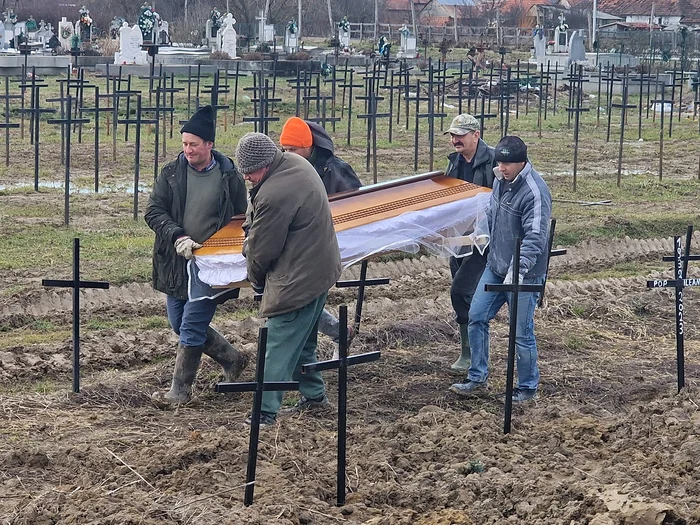 Oamenii sunt înmormântați în cel mai simplu mod FOTO Viorel Pașca