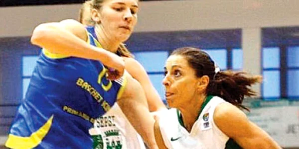Flori Diaconu (în alb) în duel cu Suzana Milovanovici (foto: sepsibc.ro)
