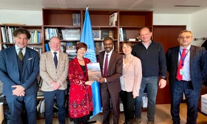 Ambasadoarea României la UNESCO, Simona-Mirela Miculescu, a înmânat directorului Centrului Patrimoniului Mondial, Lazare Eloundou Assomo, dosarul de nominalizare a Limesului Dacic pentru înscrierea în Lista Patrimoniului Mondial (foto: Facebook / Si