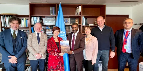 Ambasadoarea României la UNESCO, Simona-Mirela Miculescu, a înmânat directorului Centrului Patrimoniului Mondial, Lazare Eloundou Assomo, dosarul de nominalizare a Limesului Dacic pentru înscrierea în Lista Patrimoniului Mondial  (foto: Facebook / Si