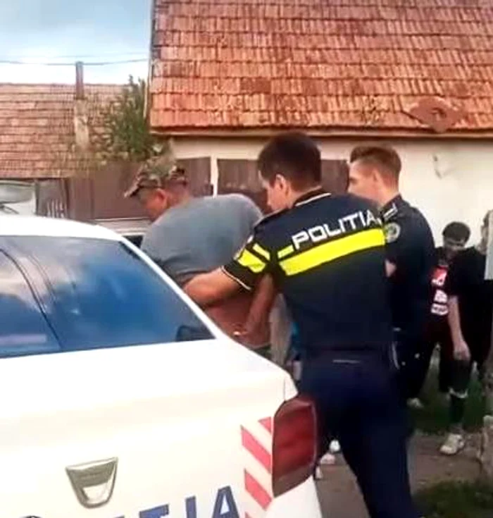 Polițiștii l-au încătușat pe unul dintre indivizi FOTO: captură video