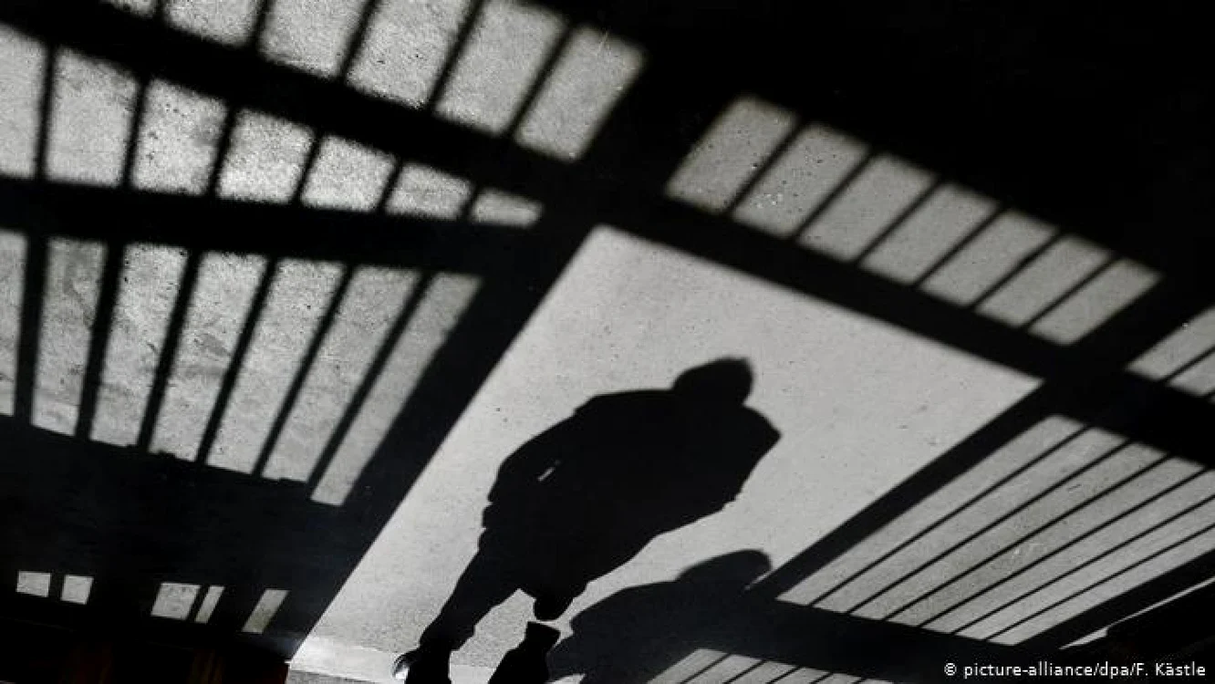 Tânăra a fost trimisă în judecată pentru înşelăciune şi fals în înscrisuri sub semnătură privată.