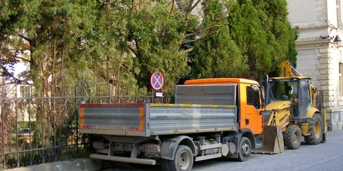 Utilaje parcate ilegal FOTO staicuflorin.blogspot.ro