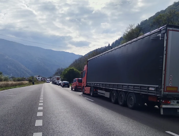 Traficul pe Valea Oltului blocat zeci de minute de un șofer în semn de protest Foto Alin Marian Cyob