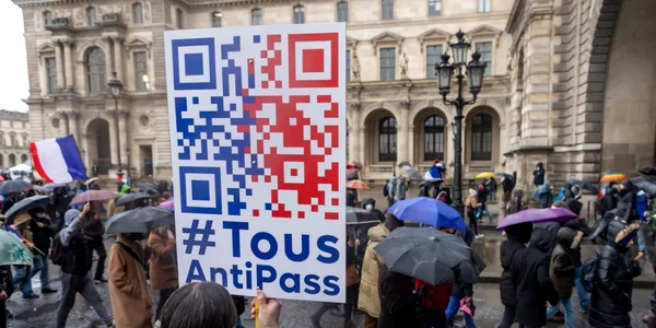 Mii de persoane au protestat în Paris împotriva măsurilor anti covid. Foto Profimedia