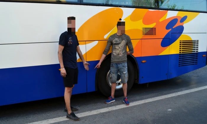 Cetateni straini ascunsi in autocar FOTO Poliţia de Frontieră