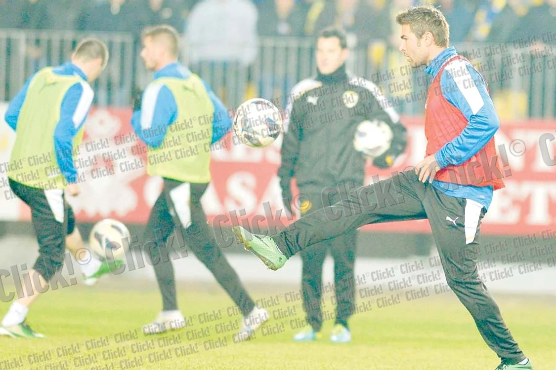 
    Adrian Mutu a fost  în formă la singurul  antrenament făcut  de Petrolul în acest  an în România  (fotografii: Roberto Sălceanu / Dorin Constanda / Răzvan Păsărică)  