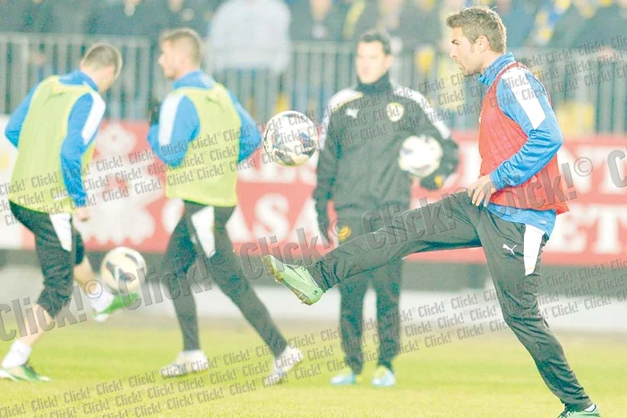 Adrian Mutu a fost în formă la singurul antrenament făcut de Petrolul în acest an în România (fotografii: Roberto Sălceanu / Dorin Constanda / Răzvan Păsărică)