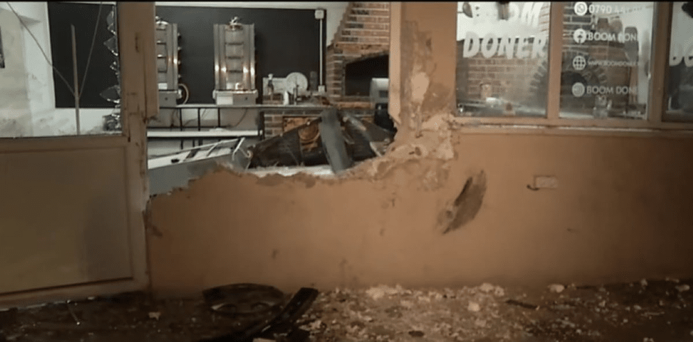 Cum a reușit un șofer să intre cu mașina într-o pizzerie din Popești Leordeni VIDEO