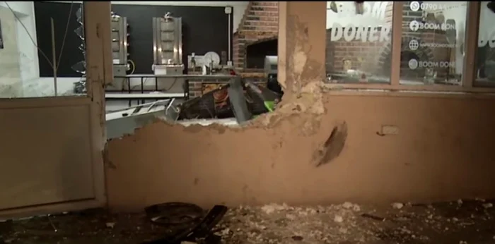 Șoferul a ajuns cu mașina până în bucătăria restaurantului. Foto: Captură video YouTube