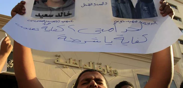 Egiptenii continuă să protesteze împotriva violenţelor poliţiei, care au dus la moartea tânărului activist Khaled Said. Aşteptările sunt mari după căderea regimului Mubarak, dar tranziţia la democraţie se anunţă dificilă.