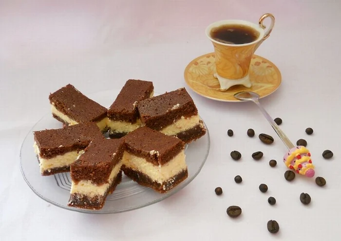 
    Prăjitură aromată cu brânză şi cacao  