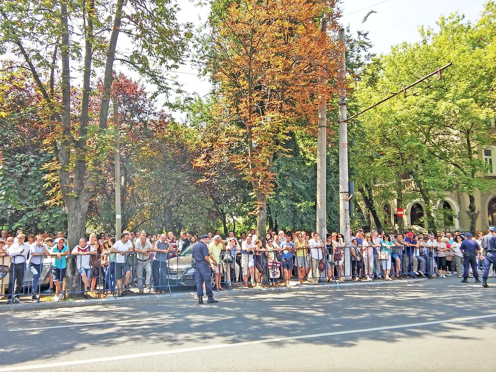
    Sute de părinţi, rude şi  prieteni i-au aşteptat pe tineri  să iasă din sălile de examen  