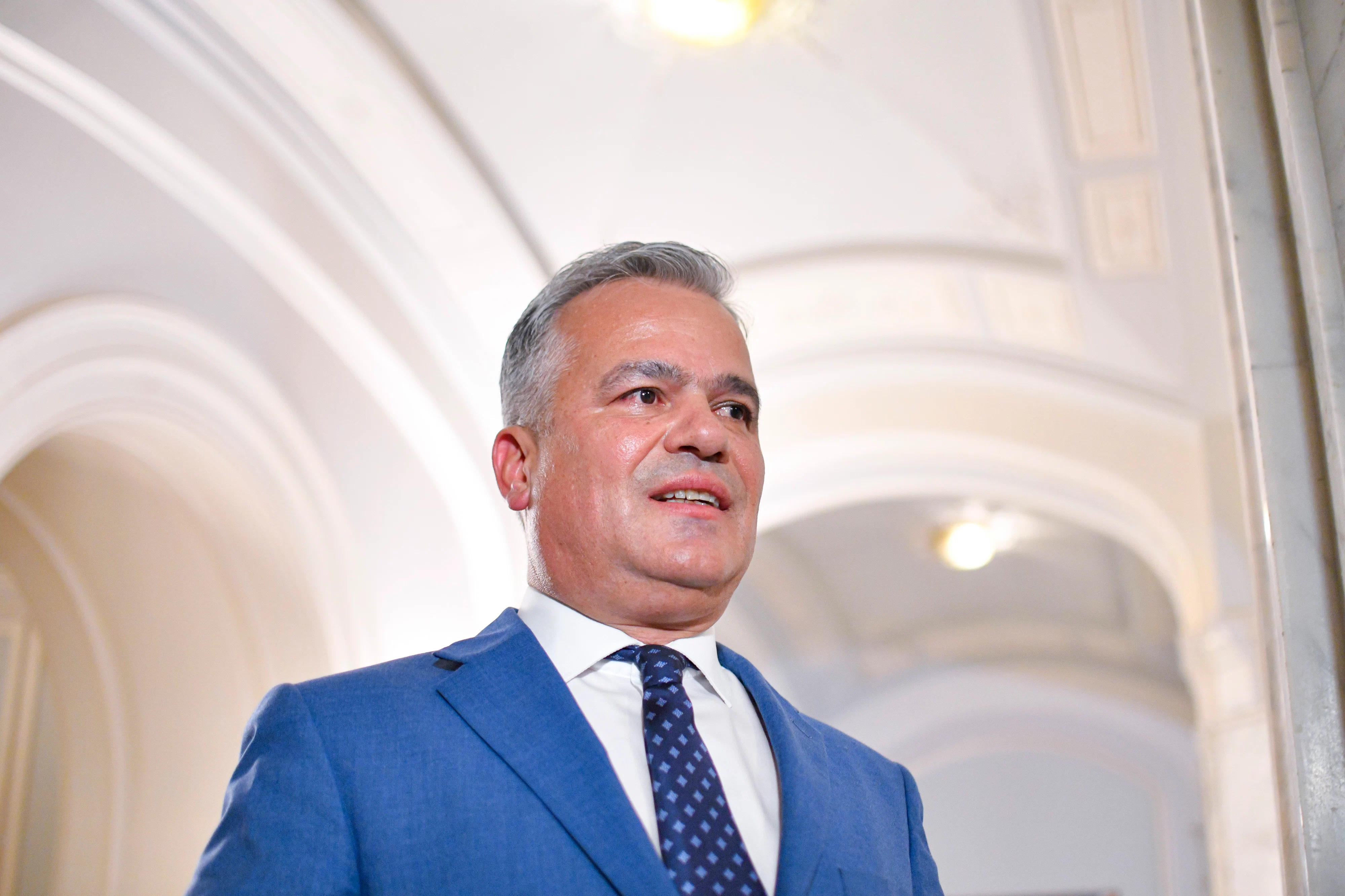 Adrian Veștea afirmă că Alexandru Nazare ar vrea să rămână la Finanțe. „Şi-a manifestat intenţia de a face parte din noul guvern”