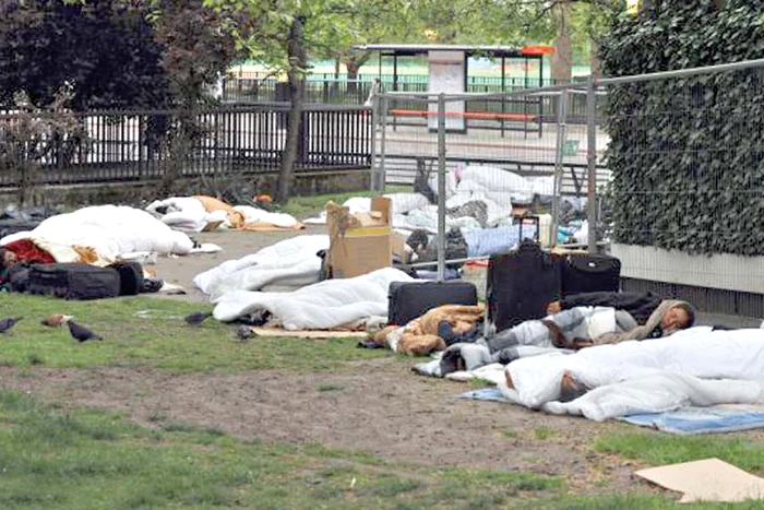 Femeile strâng aşternutul,  iar bărbaţii... dau indicaţii (Foto: reuters)