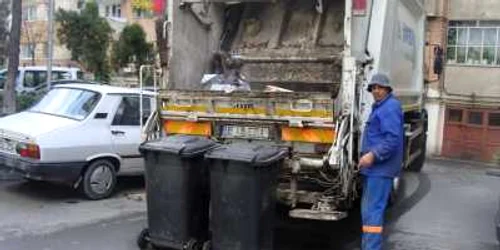 Urban va ridica gunoiul şi lunile următoare