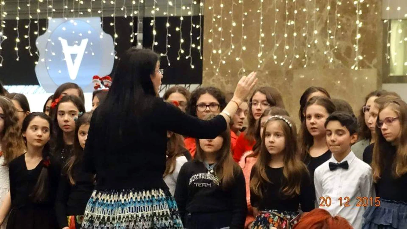 Antoaneta își învață toți elevii să cânte la un instrument FOTO arhiva personală