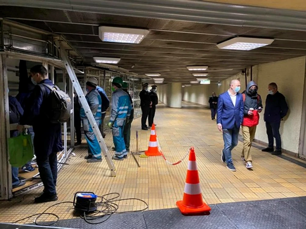 
    Chioșcurile de la sația de metrou Gara de Nord au început să fie demolateFoto: Primăria Sectorului 1  