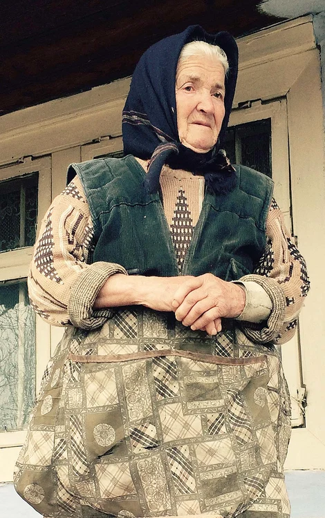 Cei mai apropiaţi locuitori sunt la 12 kilometri depărtare de tanti Ecaterina (82 de ani) FOTOGRAFII: CLAUDIA POPESCU