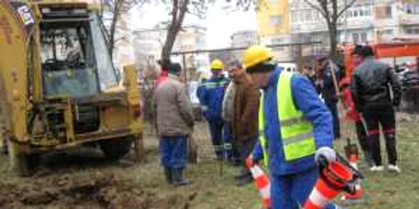 Cei de la Distrigaz muncesc să repare conducta fisurată