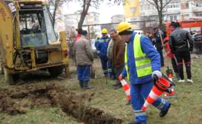 Cei de la Distrigaz muncesc să repare conducta fisurată