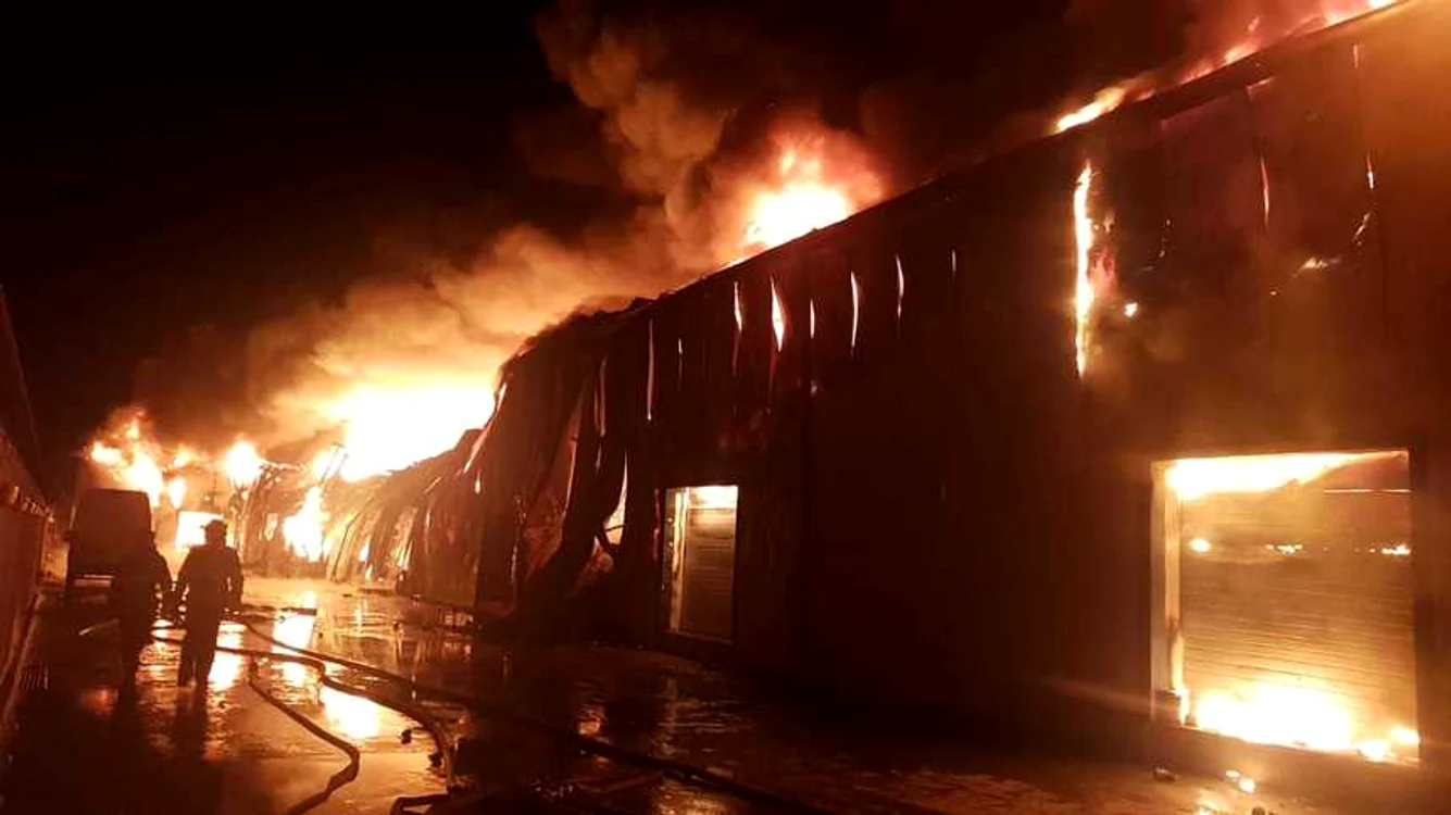 
    Un incendiu a izbucnit, vineri, la un depozit de PET-uri din localitatea Afumaţifoto: News.ro  
